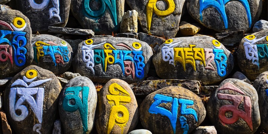 Simboli buddisti tibetani sulla roccia